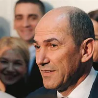 Janša je spremembe politične spremembe napovedal potem, ko je Borutu Pahorju čestital za zmago