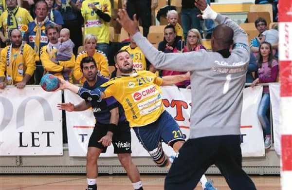 Koprčani (Uroš Rapotec v rumenem dresu) so za uvrstitev med 16 najboljših moštev v pokalu EHF izločili Porto Vitalis