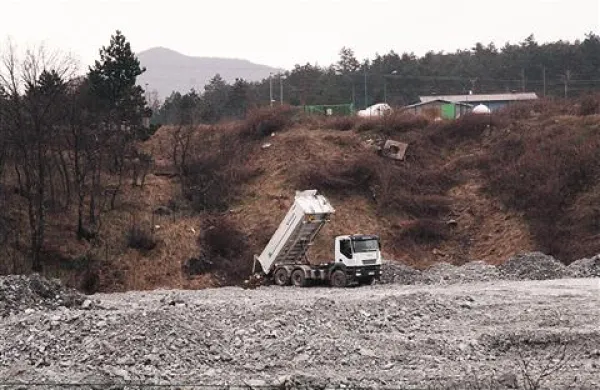 Še lani so sem vozili različne stvari, zato je  sanacija deponije nujna, zahtevajo krajani