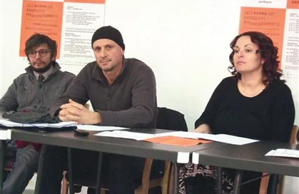 Cristian Natoli iz goriškega društva Lucide, kurator Aljoša Abrahamsberg in Pavla Jarc, direktorica Kulturnega doma,  organizatorja festivala  