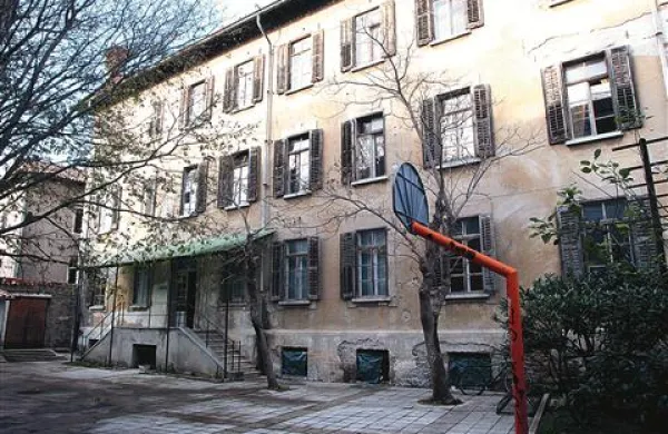 V stari stavbi za dijaškim domom želi Univerza na Primorskem urediti 50 ležišč za študente