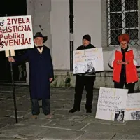 Na koprskih protestih približno 700 ljudi