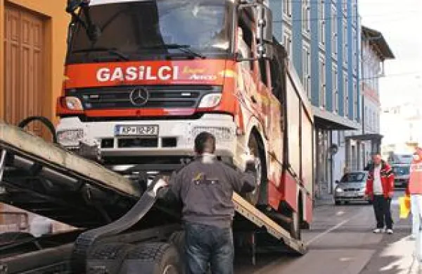 Ko so ga izvlekli iz garaže, je potekalo  nalaganje gasilskega tovornjaka na priklopnik brez težav