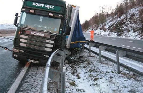 Tovornjak so približno tri ure po nesreči odpeljali z avtoceste