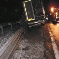 Ograja je preprečila, da bi tovornjak zapeljal na nasprotni vozni pas 
