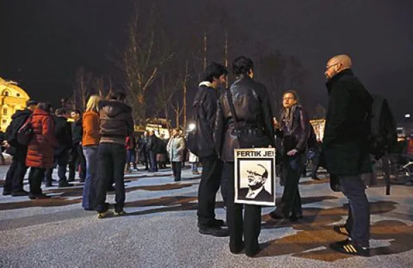 Čeprav je mariborski župan Franc Kangler danes napovedal odstop, so anonimni organizatorji uličnih protestov proti njemu povedali, da s tem njihov boj še ni končan