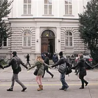 Protestniki so vzklikali Ne bomo prodali javne univerze, Varčevanje ne deluje, Ne bomo plačali vaše krize