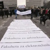 Protest se je končal, poslanci vrnili del denarja