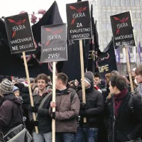 Protest se je končal, poslanci vrnili del denarja