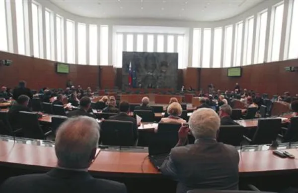 DZ danes potrjuje proračunske dokumente za prihodnji dve leti in doslej je že sprejel nekatera dopolnila, ki so jih predlagali poslanci opozicije