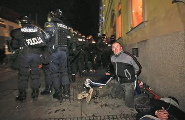 Preiskovalni sodnik je za vseh 28 pridržanih izgrednikov s ponedeljkovih protestov v Mariboru odredil sodni pripor