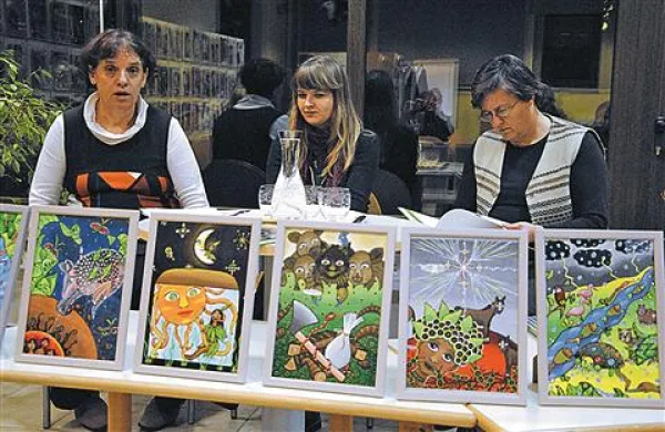 Krakajoče papagaje so v Mestni knjižnice  predstavile prevajalka Špela Pahor, ilustratorka Laura Ličer in prevajalka spremne besede Tea Štoka