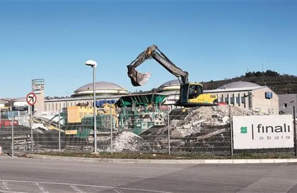 Podjetje Finali Obala  je kar sredi obrtne cone na Srminu včeraj mlel  gradbene odpadke