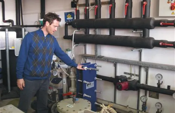 S pomočjo toplotne črpalke, ki izkorišča morsko vodo, prihranijo od 50 do 70 odstotkov električne energije, je pojasnil  Peter Vidmar