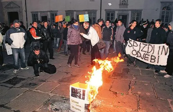 Demonstranti so na Titovem trgu zažgali nekaj transparentov s podobami politikov