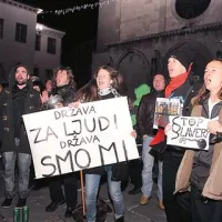 Ljudje vseh generacij so v Kopru izrazili svoje nezadovoljstvo z obstoječo vlado in političnimi razmerami v Sloveniji