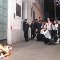 Pred občinsko stavbo so protestniki zažgali nekaj transparentov