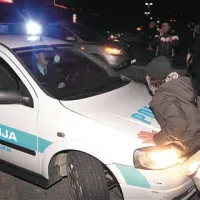  Eden od protestnikov je poskušal fizično zaustaviti policijski avto