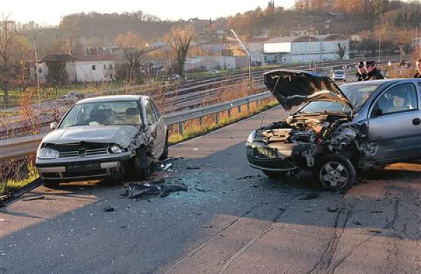 Na nadvozu železniške proge v Volčji Dragi sta včeraj trčila osebna avtomobila