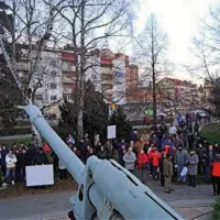 Na Trgu zmage se je že zbralo več kot 1000 protestnikov, demonstracije pa za zdaj potekajo povsem mirno