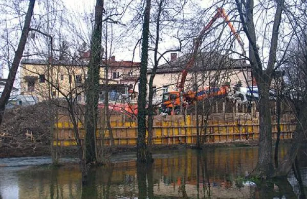 Izvajanje del otežuje potok Sušec, ki je prelil travnik do struge potoka Bistrica