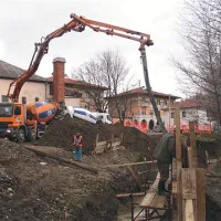 Tako delavci gradijo podporni zid nad potokom Sušec na bodočem parkirišču