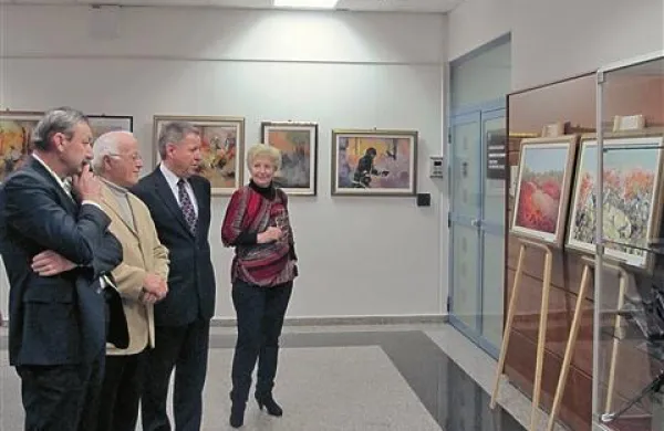 Razstavo so si ogledali (z leve) poveljnik Civilne zaščite Srečko Šestan, slikar Marjan Miklavec, državni sekretar na obrambnem ministrstvu  Peter Stavanja in pevka Ivanka Kraševec.  