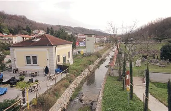 Tako kot sta ločena vežica (levo) in pokopališče (desno), so še vedno ločeni tudi pogledi ljudi o tem, katere vsebine sploh sodijo v objekt