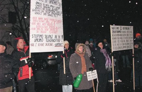 Mraz in sneg sinoči nista bila kos protestnikom v Ajdovščini, ki politike vseh barv odločno pošiljajo “v maloro”