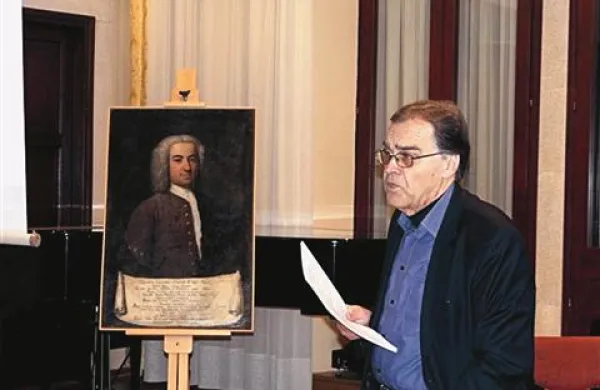 Prof. Salvator Žitko je v Glasbeni šoli Koper predstavil svoja spoznanja o koprskem plemiču Gavardu De Gavardu (na portretu v ozadju)