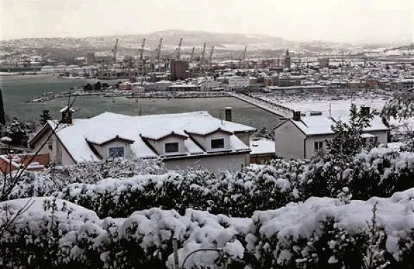 Močna burja je poleg nevšečnosti na primorskih cestah in avtocestah botrovala tudi priprtju prometa v koprsko pristanišče, ki velja že cel dan. Foto: Tomaž Primožič/FPA