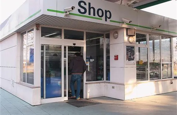 Bencinski servis je konec decembra 2010 postal tarča dveh zamaskiranih neznancev