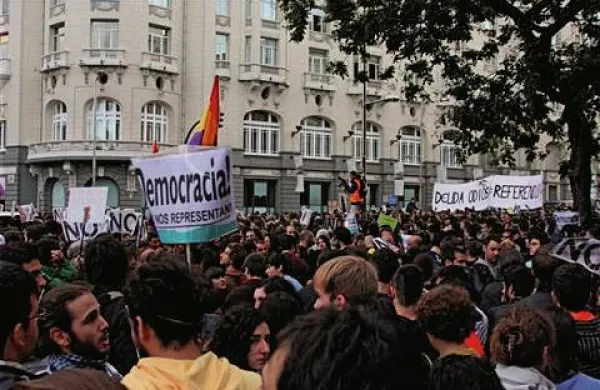 Več tisoč španskih zdravstvenih delavcev in drugih državljanov, ki so nezadovoljni z varčevalnimi rezi v zdravstvu in načrtom za delno privatizacijo državnega sistema zdravstvenega zavarovanja, se je danes zbralo na protestih v Madridu (fotografija je iz arhiva) Foto: STA