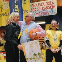 Olimpijska  atletika: Lidija Lapajne v objemu z  Radovanom  Kirinom   