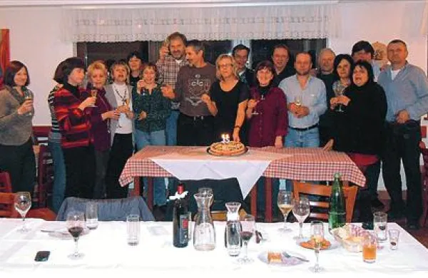 Sošolci, ki so pred 35 leti zaključili osnovno šolo Dr. Bogomirja Magajne v Divači, so se zbrali  na  turistični kmetiji Benčič na Varejah