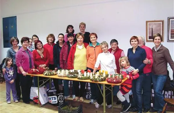 V pričakovanju adventnega časa so v Društvu žena Bilje organizirali izdelovanje adventnih venčkov