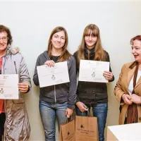 Vanja Debevec Gerjevič, vodja parkovne službe za raziskovanje in razvoj (skrajno desno)  je v petek  podelila priznanja dijakom, ki so v lanskem šolskem letu sodelovali na literarnem natečaju parka na temo Unesco. V družbi mentorice Barbare Dobrila (levo) sta jih prevzeli dijakinji gimnazije Koper  Arlen Šegula na temo Unesco in Slovenija ter Maja Černuta za spis To je moja zgodba (v sredini z leve).