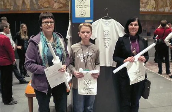  Z modro mislijo in skico  “Ustavimo korupcijo - za boljši svet” je Anej Ogrizek (v sredini), učenec 8. razreda Osnovne šole Antona Globočnika podal svoje razmišljanje o integriteti posameznika ter njegovih temeljnih vrednotah v (so)odvisnosti s pojavom korupcije v družbi 