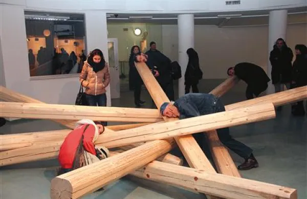  Zvočna skulptura Micheleja Spanghera Poslušanje je smiselno (2012). Obiskovalci so v tramovih zaslišali zvok, če so položili uho nanje in prisluhnili.