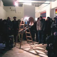 V goriški galeriji ArtOpenSpace je med drugim svoj projekt predstavil Peter Flemming iz Kanade, ki pravi, da so njegova dela elektromehanske kratke zgodbe, ki potrebujejo nekaj napetosti.