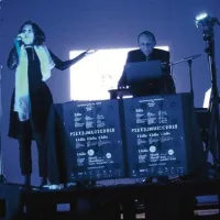 Koncert/performans Operacije dveh dunajskih glasbenikov, hipermedijskega pionirja Konrada Beckerja in pevke Sele v historičnem ambientu goriške palače Lantieri