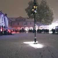 Prizorišče Pixxelpointa na prostem. Video performans Lyno-Leum + Dj Color: B.A.S.S. na Trgu sv. Antona v Gorici
