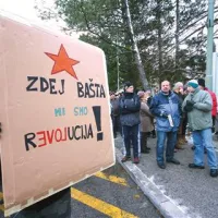 300 protestnikov se je zbralo pred novogoriškim sodiščem, kjer so za pravno državo prižgali nekaj sveč