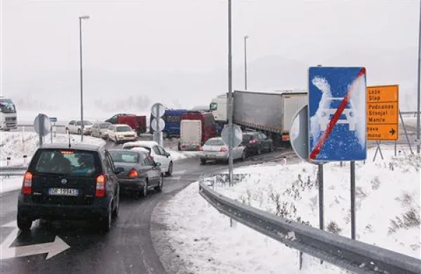 Poleg snega &scaron;e burja, ki je pihala v sunkih več kot 140 km/h