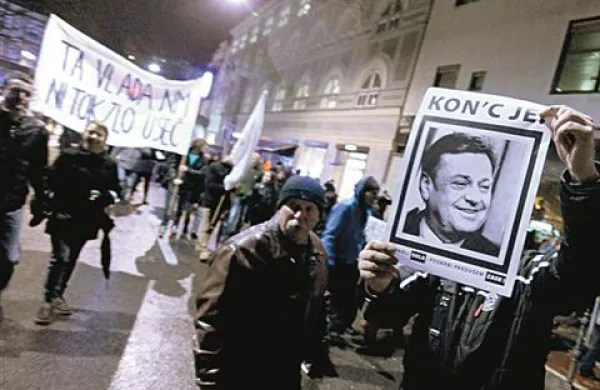 Popoldne je napovedan shod pred mestno hišo v Ljubljani, po navedbah pobudnikov dogodka na družbenem omrežju Facebook pa bodo zahtevali odstop ljubljanskega župana Zorana Jankovića