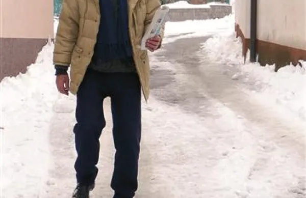  Ivan Čančula, ki naš časnik raznaša v enajst vasi okrog Sežane, je tako namesto ob 8.30, ko ponavadi konča svoje šesturno delo, zadnje izvode razdelil krepko po 12. uri