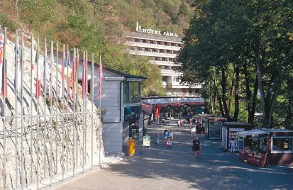 Bo občina prodala četrtinski delež Postojnske jame?