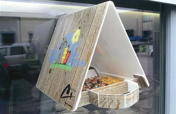 Ptičjo krmilnico, ki si jo je  zamislil Florjančičev tim, je moč zalepiti na okno  