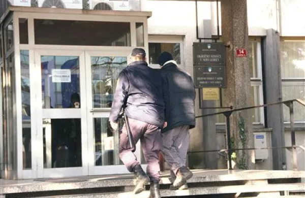 Zdaj že pravnomočno obsojenega izsiljevalca Dragana S. so prijeli februarja lani in ga privedli na zaslišanje na novogoriško okrožno sodišče. Včeraj je spet sedel na zatožno klop, vendar je tožilstvo obtožnico, ki ga je bremenila posredovanja pri prodaji manjše količine heroina, umaknilo.