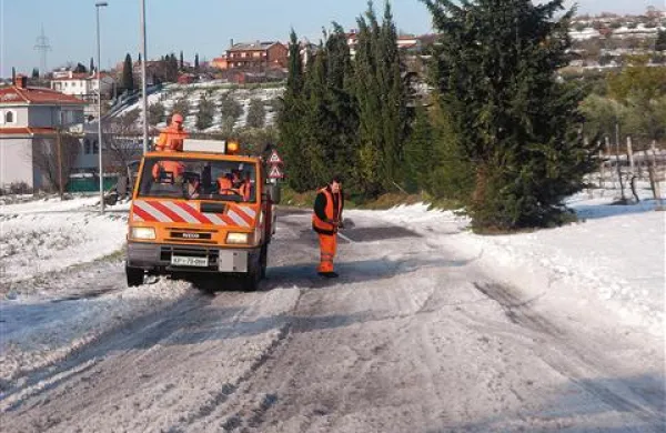 Včeraj opoldne so posipavali cesto od gostilne Trije lovci proti Šmarjam